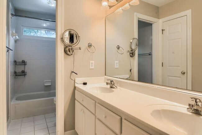 Building Photo - 2320 Primrose Valley Ct