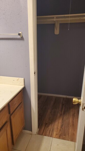 Walk In Closet - 15610 Weldon Dr