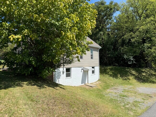 Building Photo - 1911 Morgantown Ave