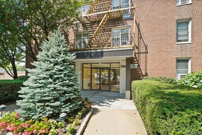 Building Photo - 1 Oakridge Pl