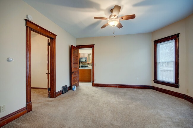 Building Photo - 811 John St