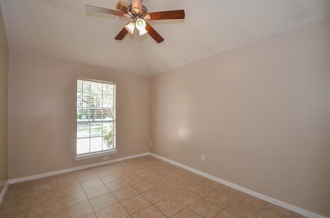 Building Photo - 6327 Drake Elm Dr