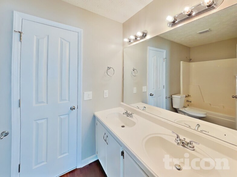 Building Photo - 1526 Amberwood Cir