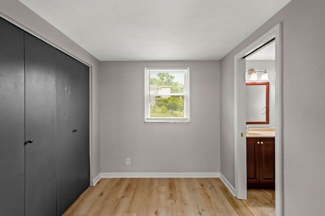 Building Photo - MOVE IN SPECIAL! SCORE HALF OFF 1ST MONTH'...