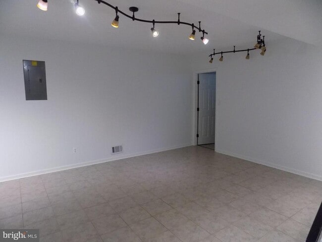 Building Photo - 313 Glenville Rd