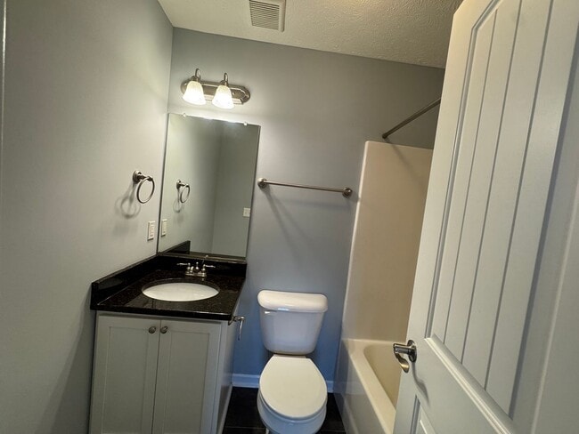 Building Photo - Beautiful 3Bedroom/3Bath Town-Home