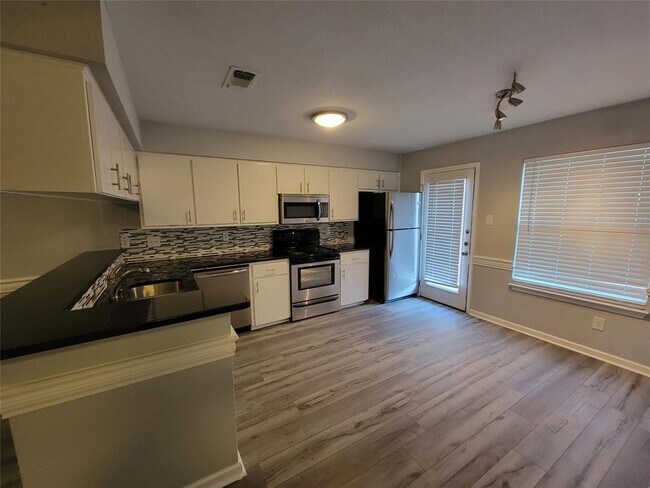 Building Photo - 2903 Catalina Dr
