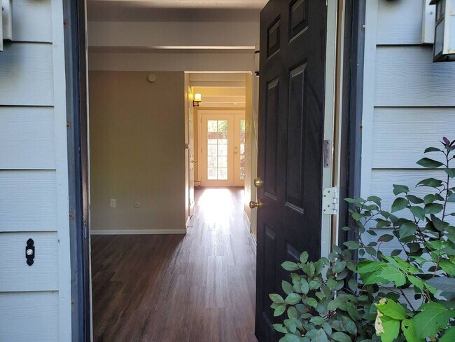 Building Photo - Sunny, newly remodeled 3 bed + office/2.5 bath in Applewood townhomes close to NOBO!