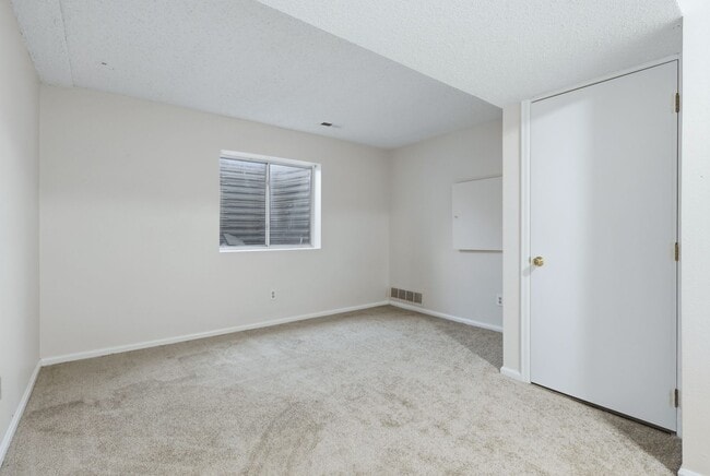 Building Photo - 3 bed 2 1/2 bath Split level home in Found...