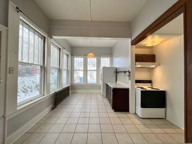 Building Photo - 605 W 3rd St