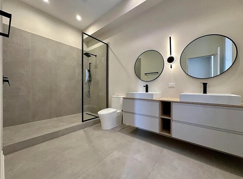 Building Photo - 3207 N Narragansett Ave