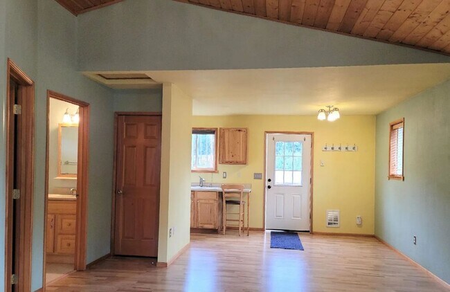 Building Photo - Very neat unit in Poulsbo area.