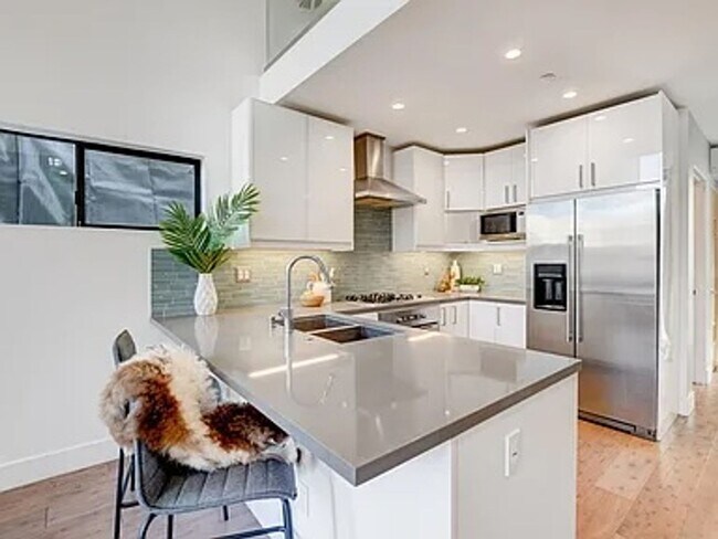 Building Photo - RARE Luxurious 3 Bedroom + Office in Hillcrest / Mission Hills