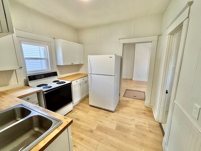 Building Photo - Churchill Downs Area - 1 bedroom shotgun house, pets okay!