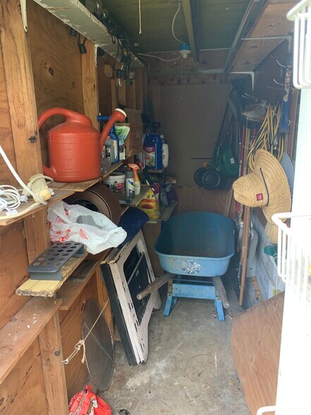 Nice garden shed with storage room - 309 Irvington Dr