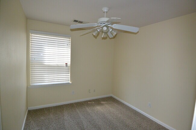 Building Photo - 3 bedroom 2 bathroom home in South East Vi...