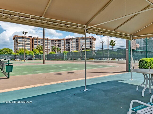 Building Photo - 1000 St Charles Pl