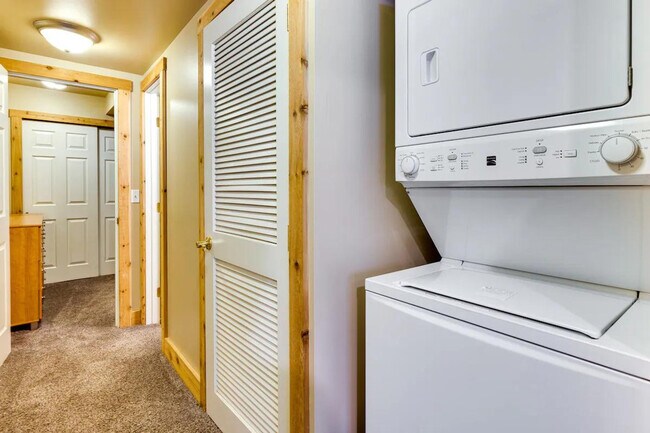 Building Photo - 619 N Corona St