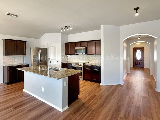 Building Photo - 1305 Savannah Ridge Dr