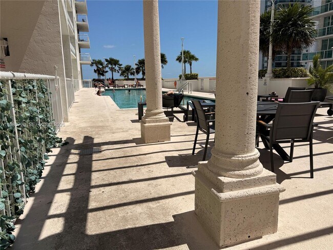 Building Photo - 1200 Brickell Bay Dr