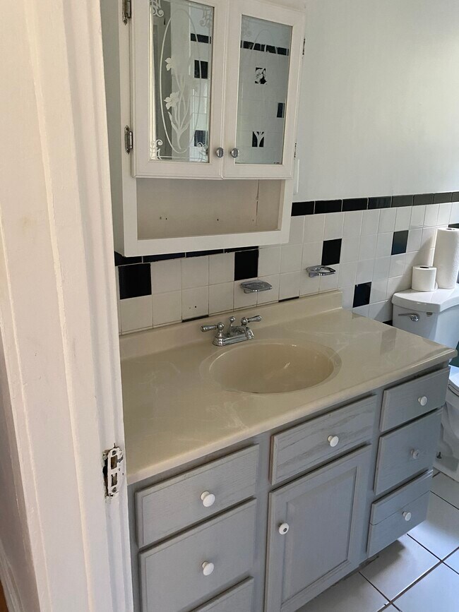 Building Photo - 110 Chauncey Ave