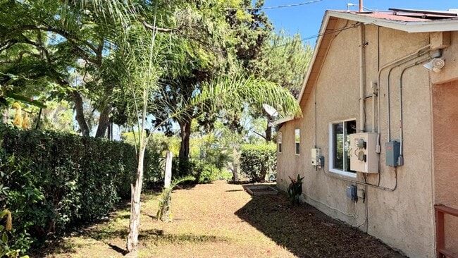 Building Photo - 370 Las Flores Dr