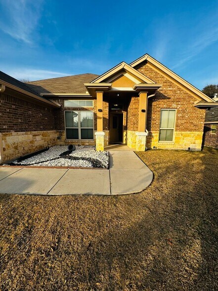 Building Photo - 1004 Chaucer Ln