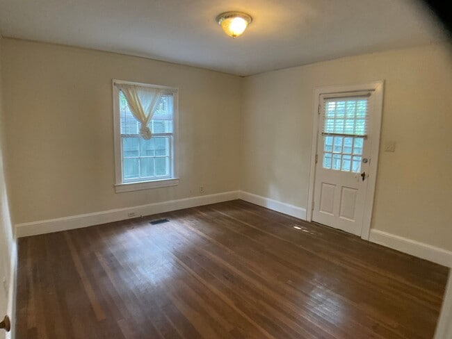 Building Photo - 817 Old Pittsboro Rd