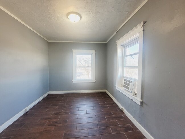 Building Photo - 516 W 4th St