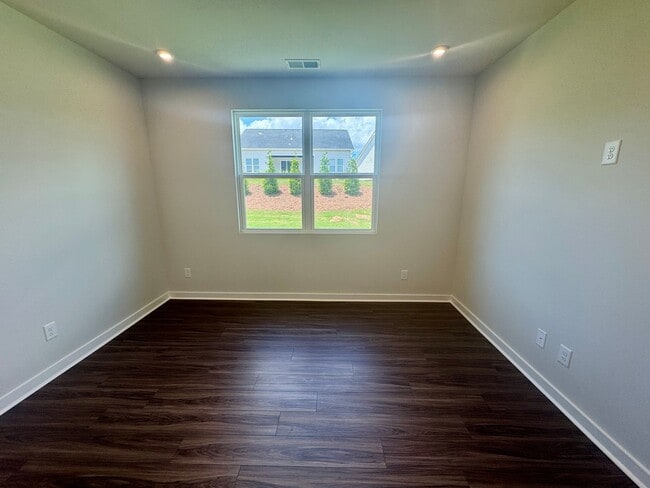 Building Photo - Beautiful 4BR/3BA Townhouse in Griffith Lakes