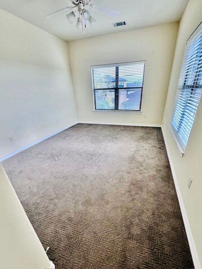 Building Photo - 1405 Delsie Dr