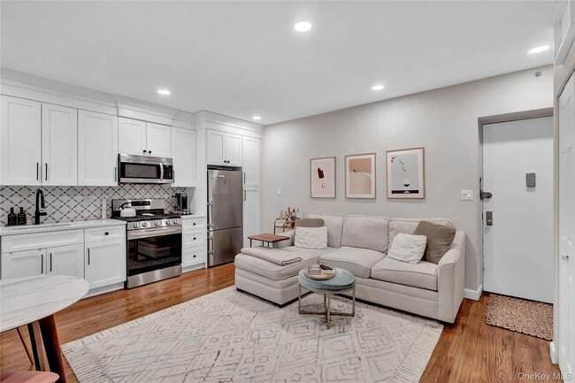 Building Photo - 25 W Broadway