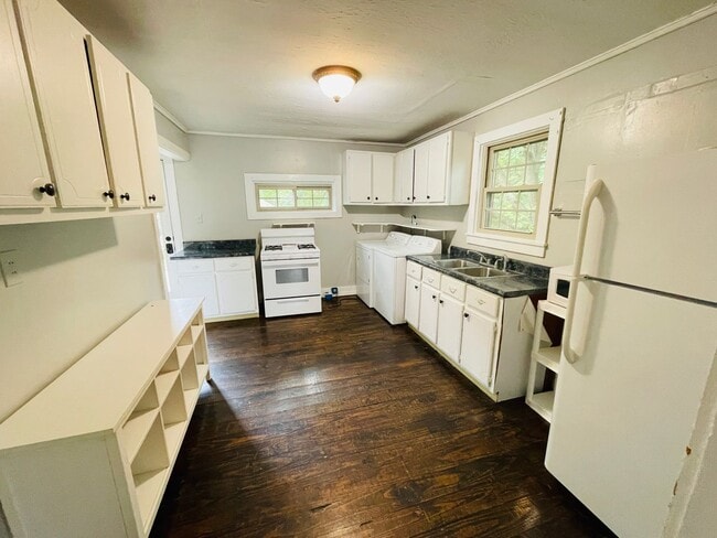 Building Photo - 3BR/1BA Home