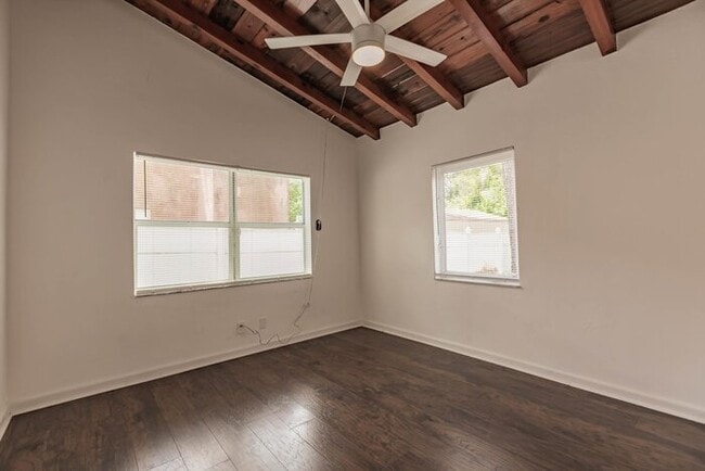 Building Photo - TWO BEDROOM CHARMER IN WEST PALM BEACH