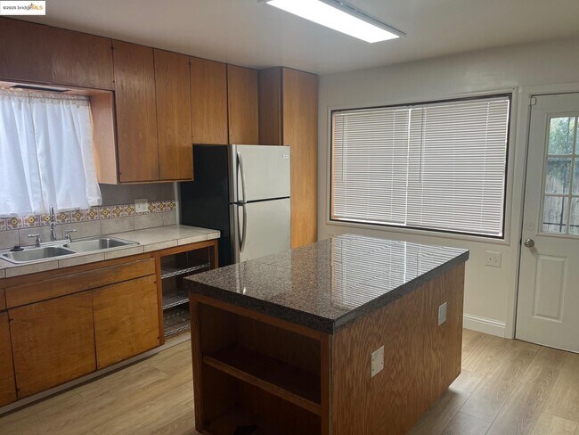 Building Photo - 161 Sequoia Dr