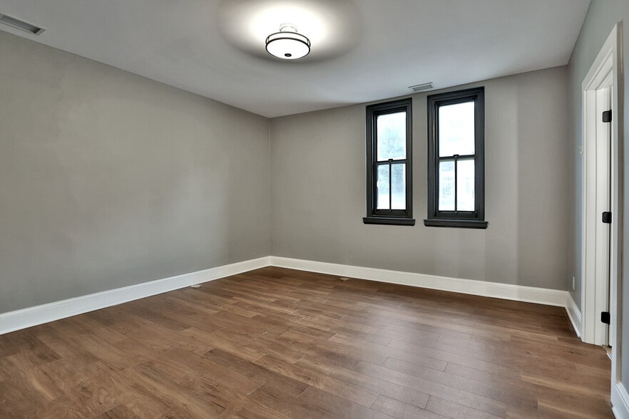 Building Photo - 107 Chestnut St E