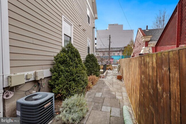 Building Photo - 837 Shepherd St NW