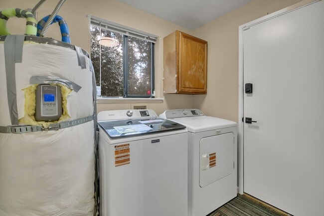 Building Photo - ONE LEVEL LIVING in Peaceful & Private Location!