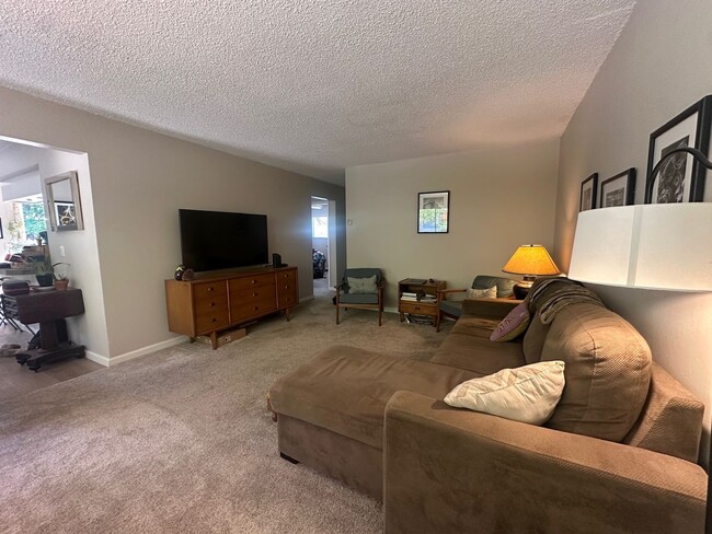 Building Photo - Cozy Carmel Valley Village House Fully Furnished