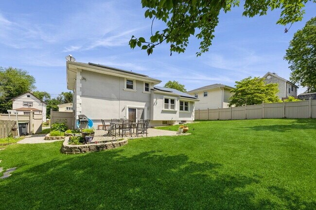 Building Photo - Bergenfield NJ Split Level Spacious Single Family home