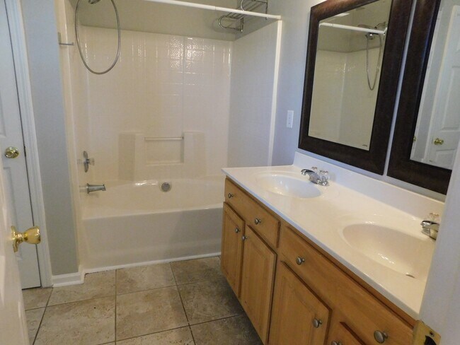 Building Photo - great 3 bed 2.5 bath master down