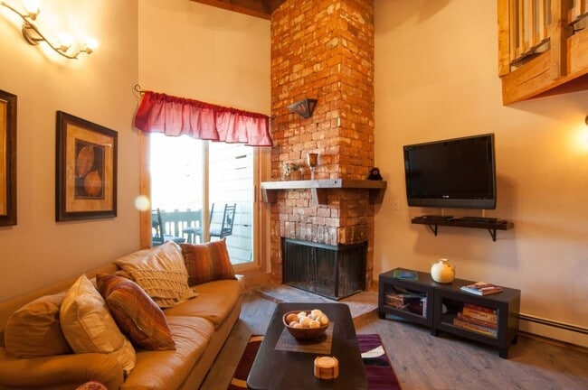 Building Photo - Long Term Rental- Treehouse Condos 302C