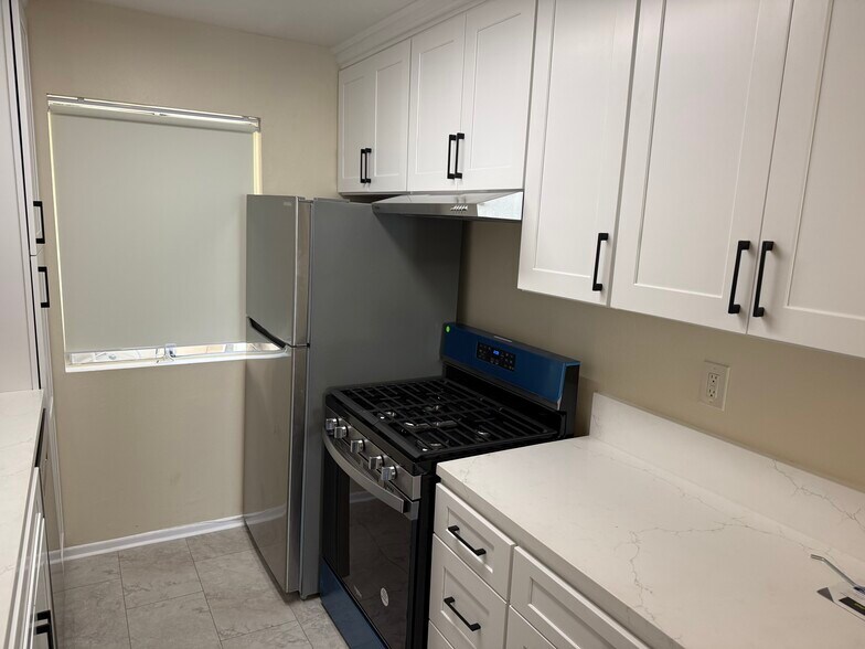 Kitchen - 9920 Jordan Ave
