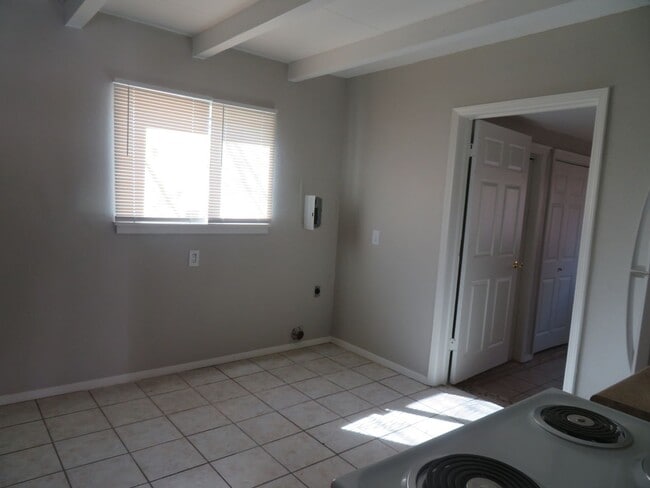 Building Photo - CLEAN 4 BEDROOM, ONE BATH HOME FOR RENT