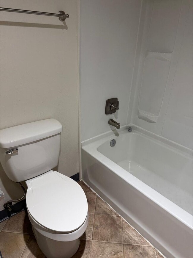 Building Photo - Beautiful 2 bedrooms 1.5 Bath