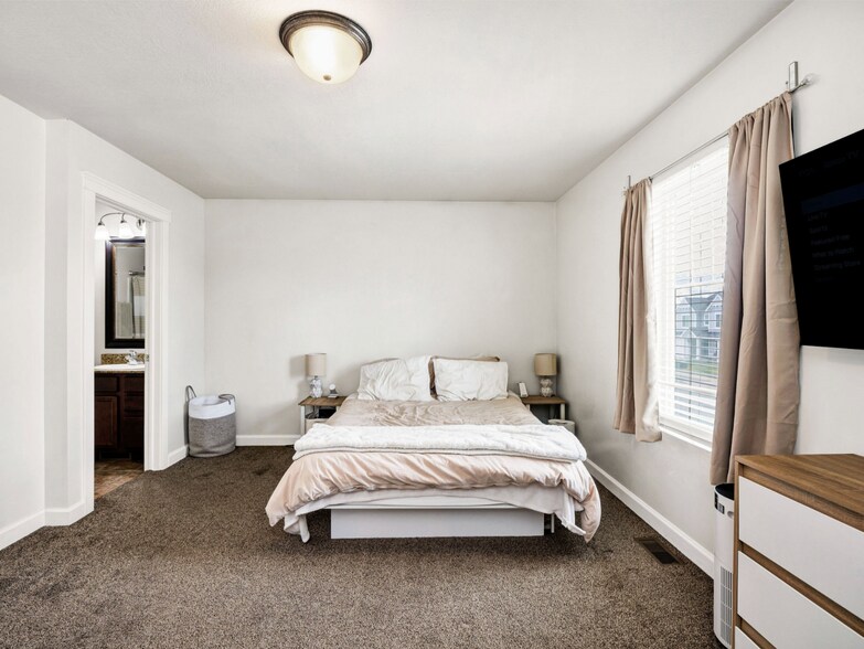 Master bedroom - 455 W 1140 N