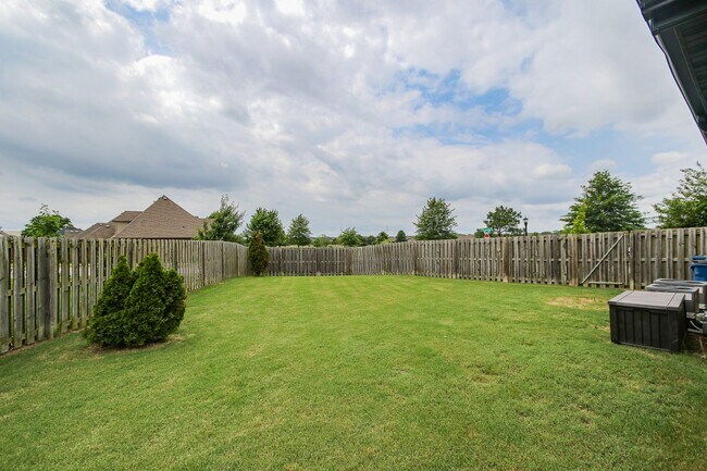 Building Photo - Gorgeous 3 bed/3 bath home in great Bentonville neighborhood
