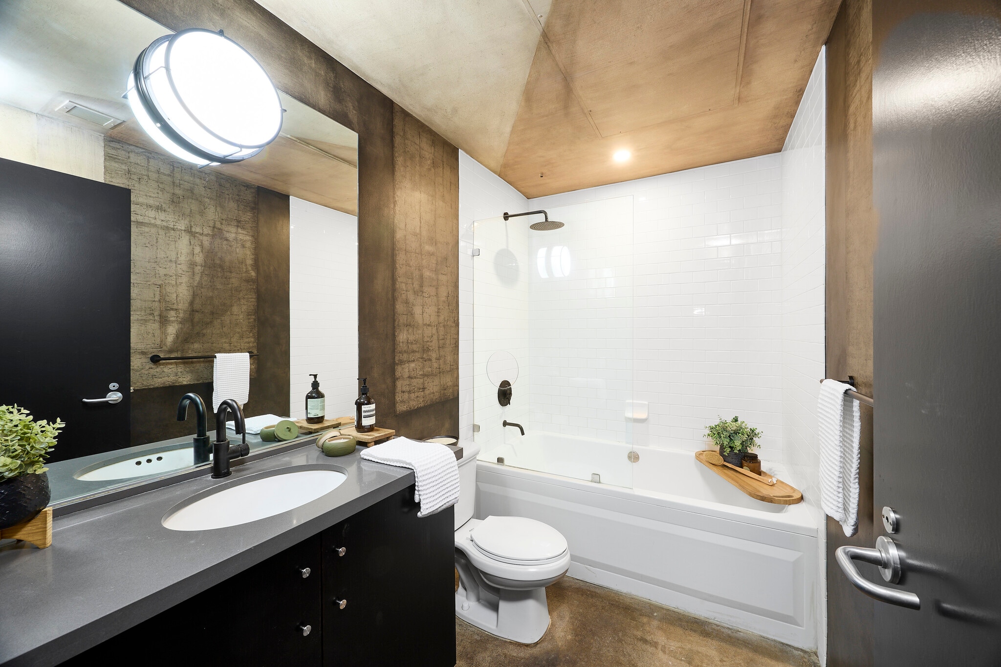 Building Photo - 1855 Industrial St