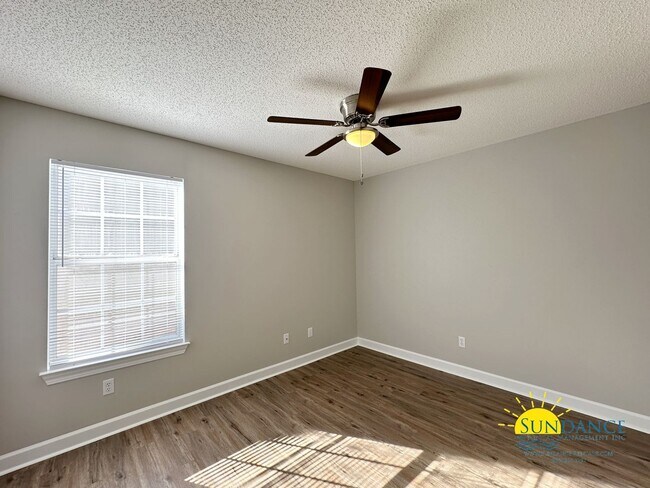 Building Photo - Stunning 4 Bedroom Mary Esther Home, minut...