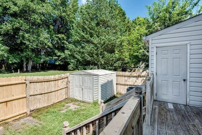 Building Photo - Live Comfortably in Williamsburg! Spacious...